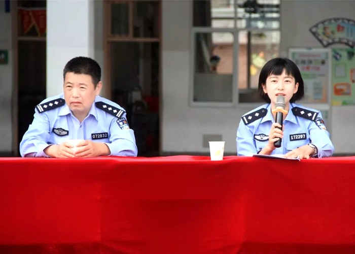 警官走進(jìn)小學(xué)給孩子們上法制教育課